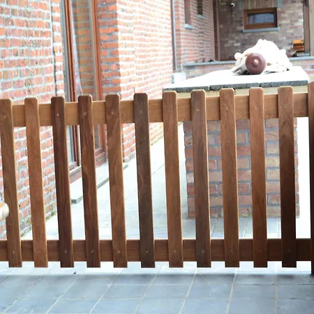 In Cul-des-sarts With Roofed Terrace 別荘