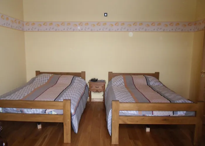 In Cul-des-sarts With Roofed Terrace Riezes